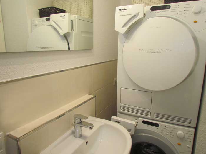 Gäste WC mit Waschmaschine & Trockner