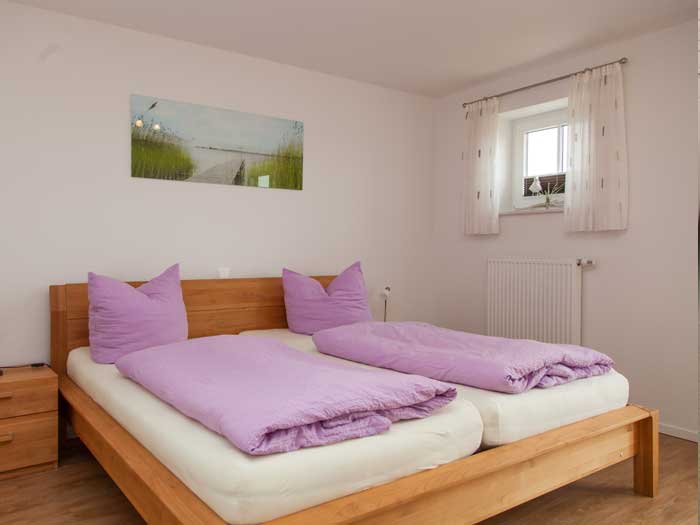 Schlafzimmer OG mit einem Doppelbett