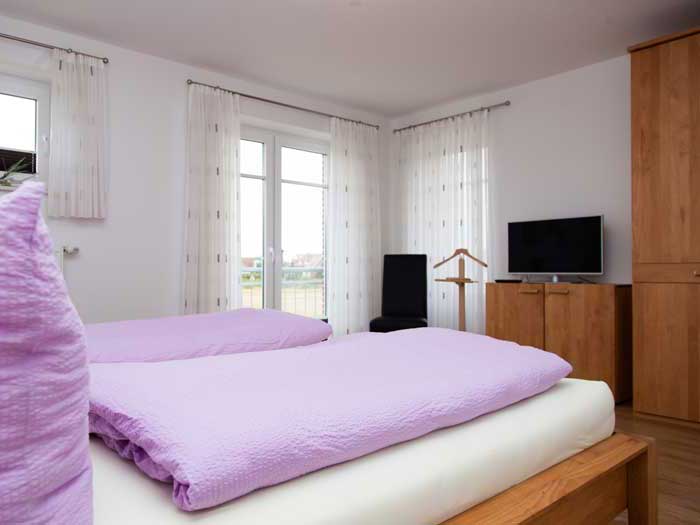 Schlafzimmer OG mit einem Doppelbett