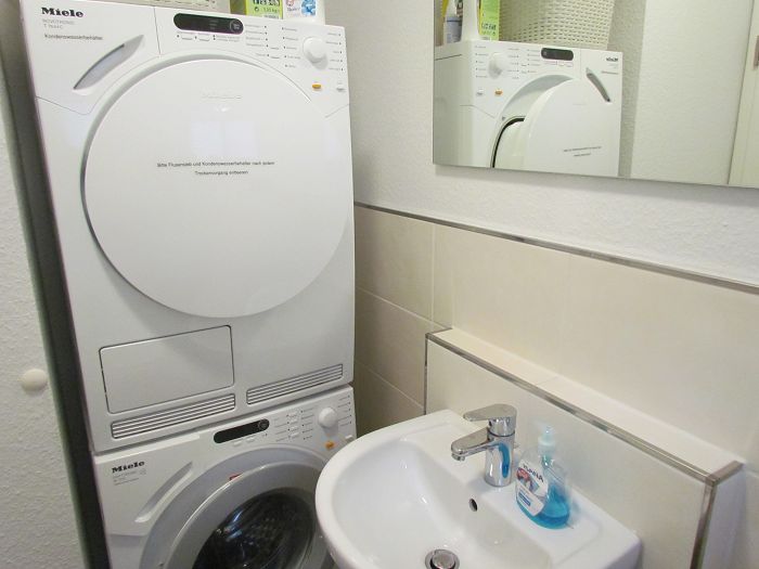 Gäste WC mit Waschmaschine & Trockner