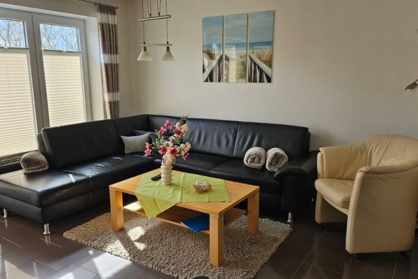 haus-2-wohn-und-essbereichC5EECE4A-F8A2-11BE-4103-045902B4CA00.jpg